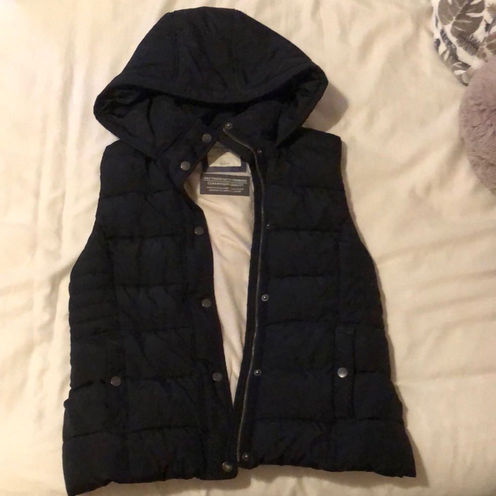 Abercrombie & Fitch puffer vest Size L Black